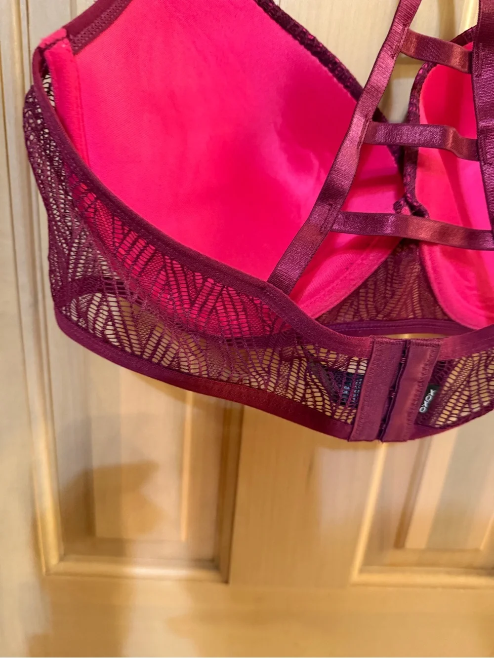 XOXO Lace-Pattern Plunge Bra in burgundy Berry Misses sz 40C